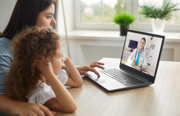 pediatra-online_cover mamma e figlia in videochat con pediatra
