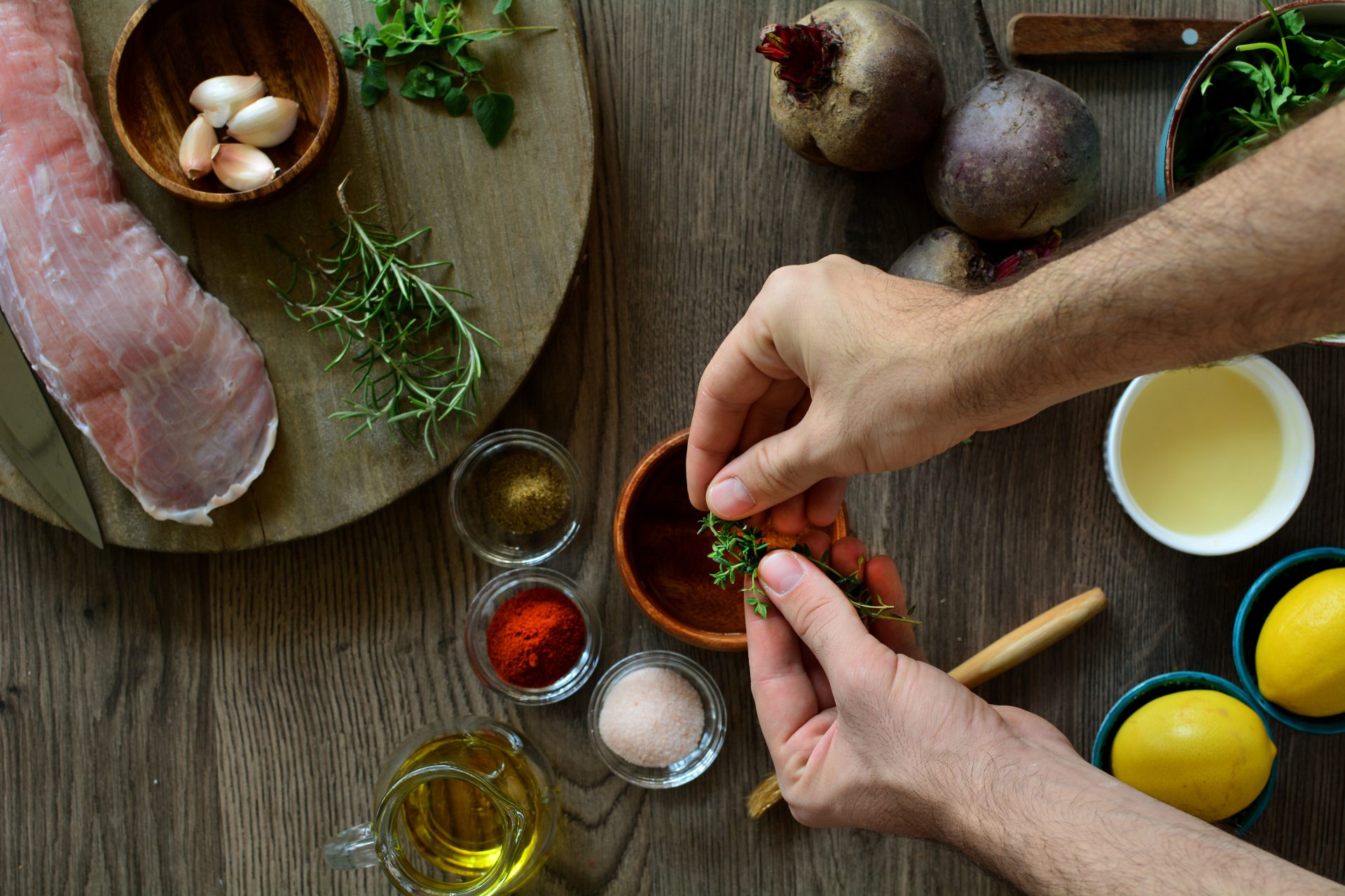 uomo usa spezie in cucina