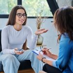 ragazza parla con psicologa