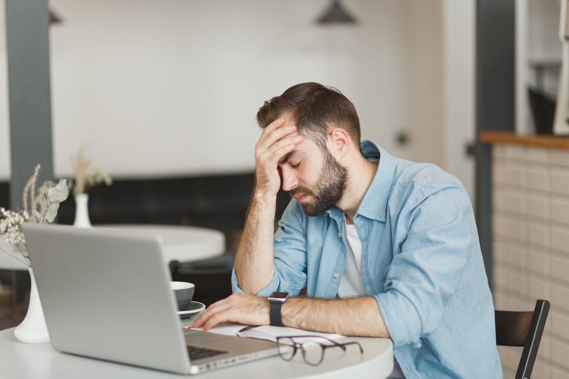 giovane uomo stressato davanti al computer