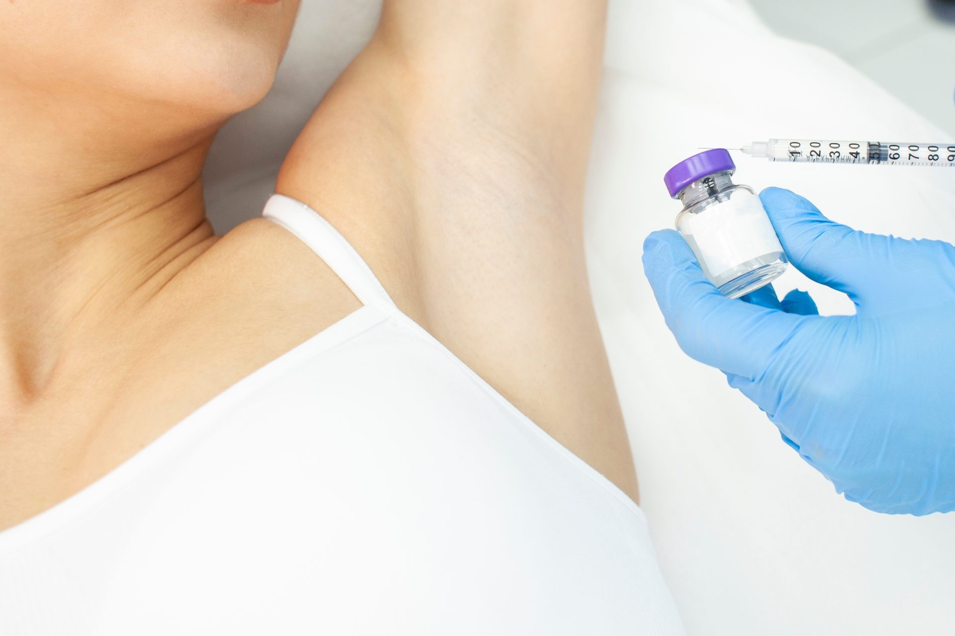donna riceve botox per iperidrosi ascella
