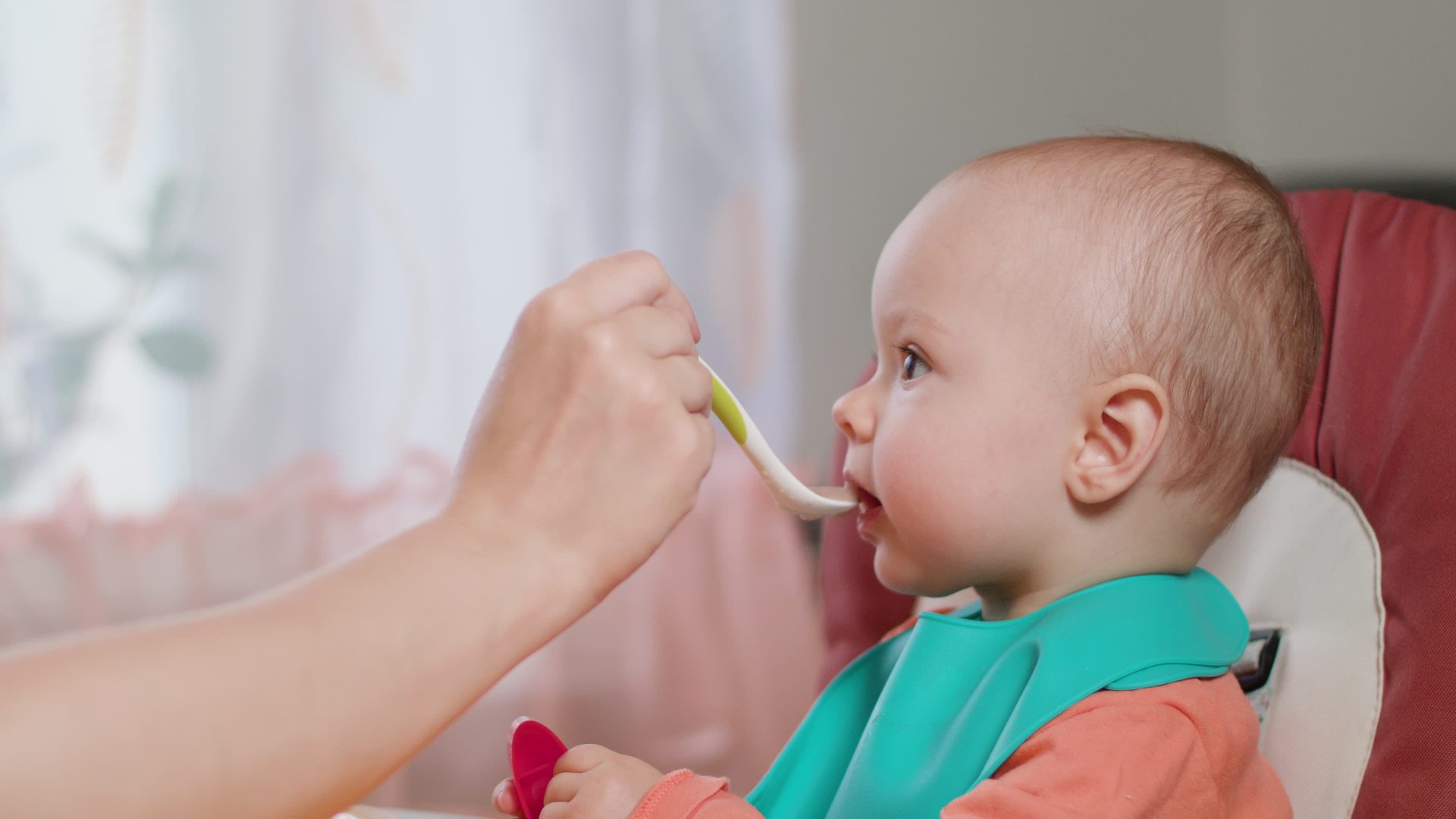 genitore imbocca bambino piccolo