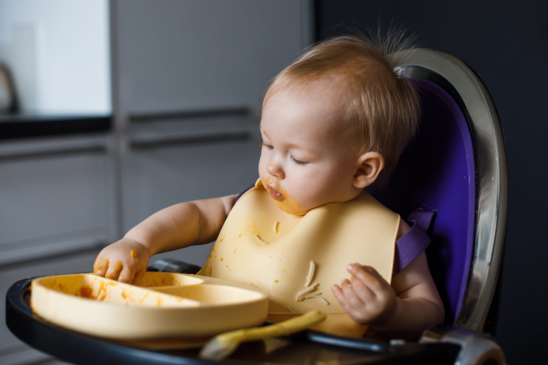 bambino piccolo in autosvezzamento