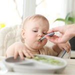 madre imbocca bambino piccolo