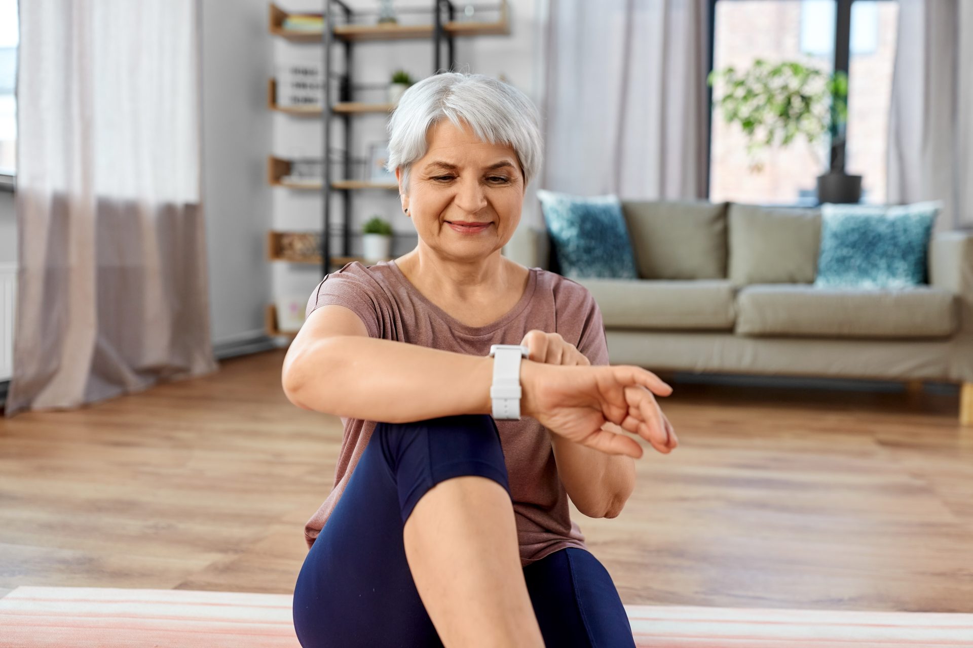 donna anziana utilizza smartwatch