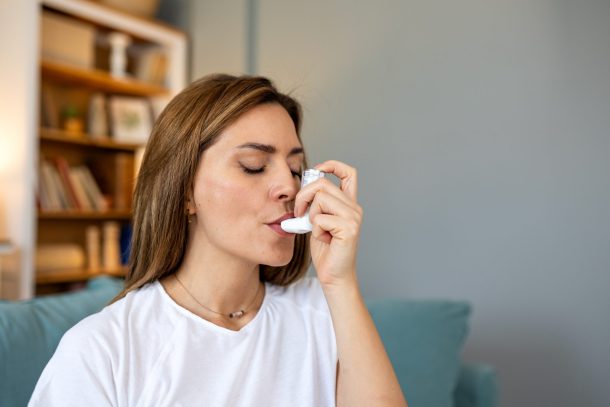 donna utilizza broncodilatatore per asma