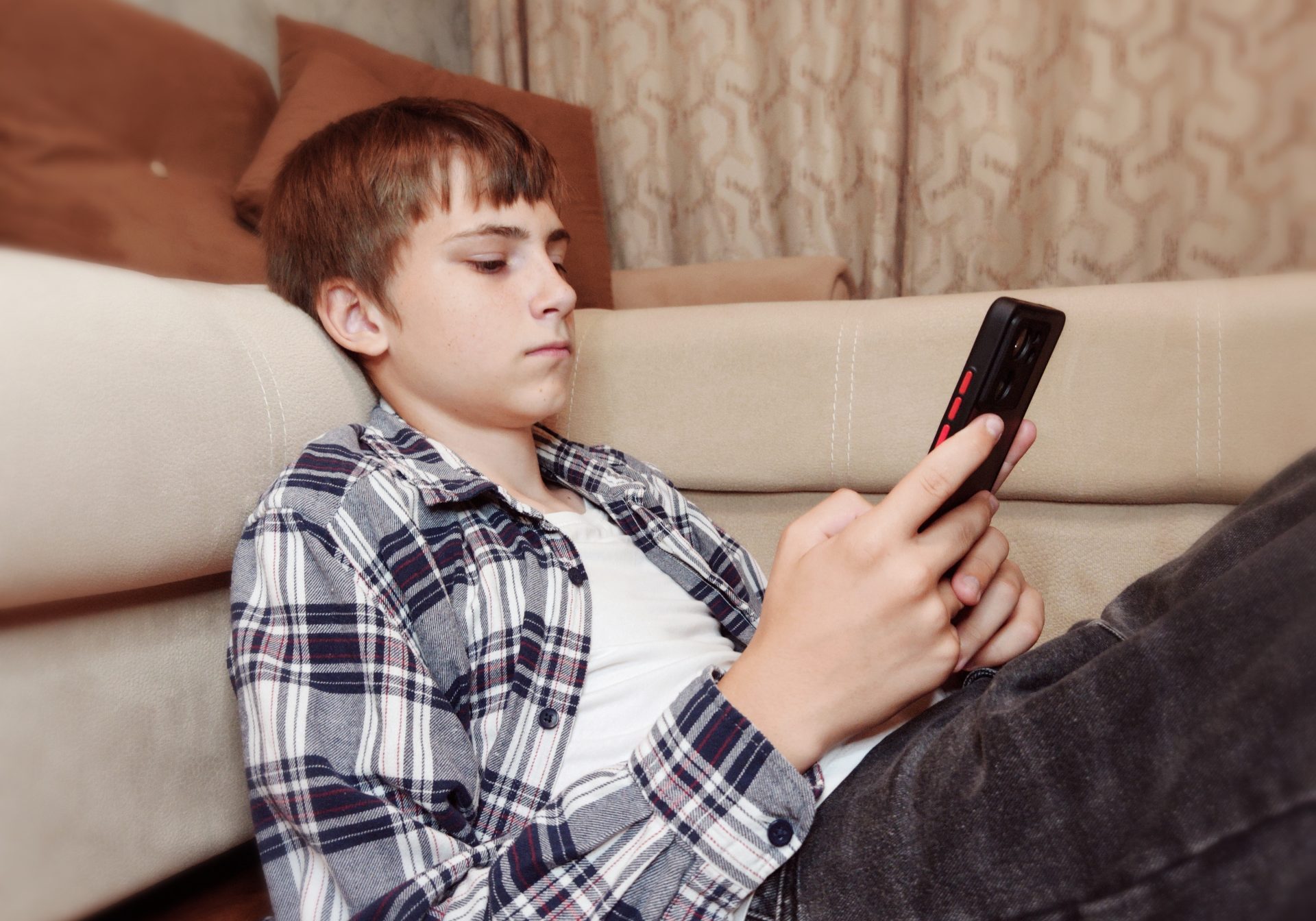 adolescente utilizza smartphone