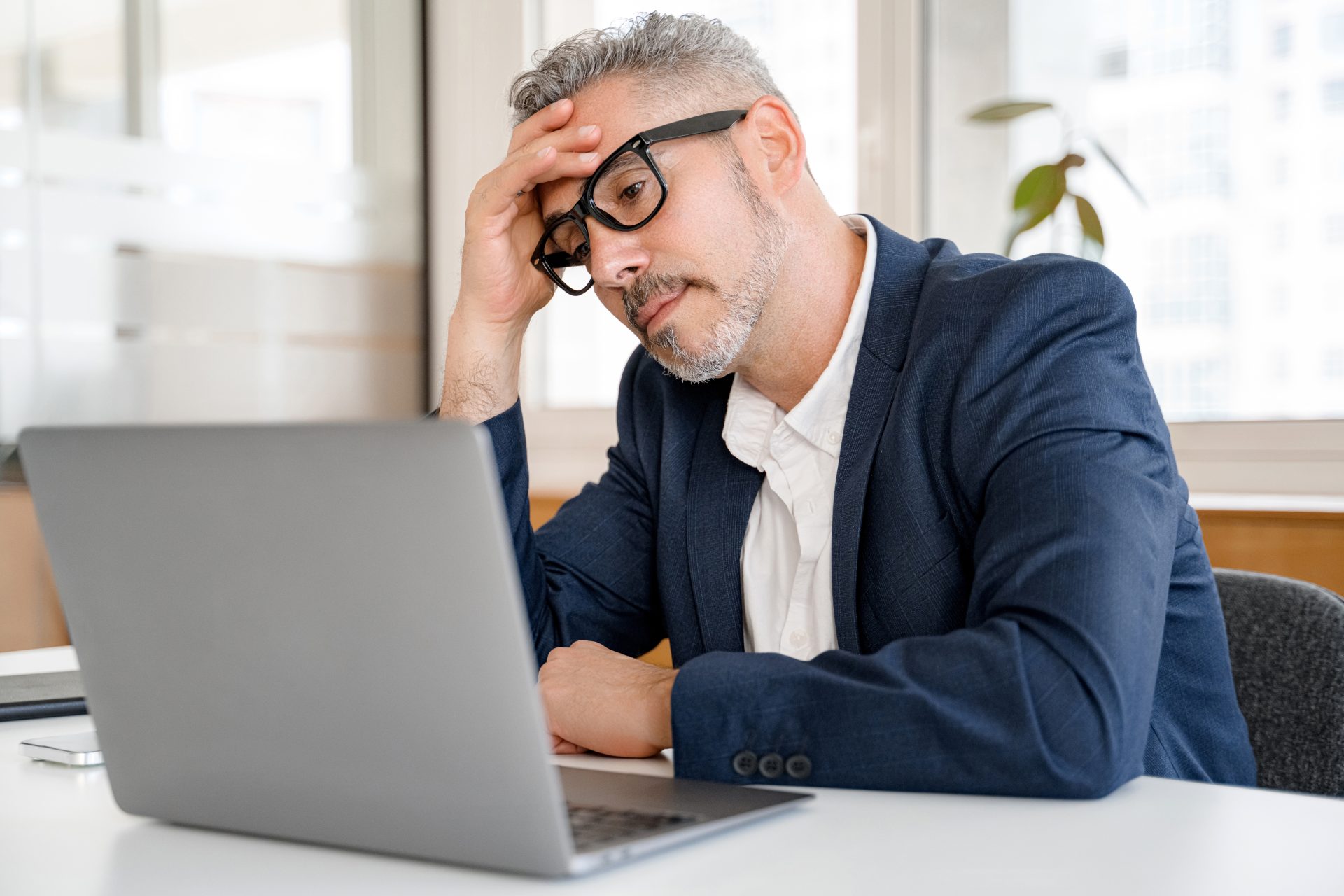 uomo stressato al computer