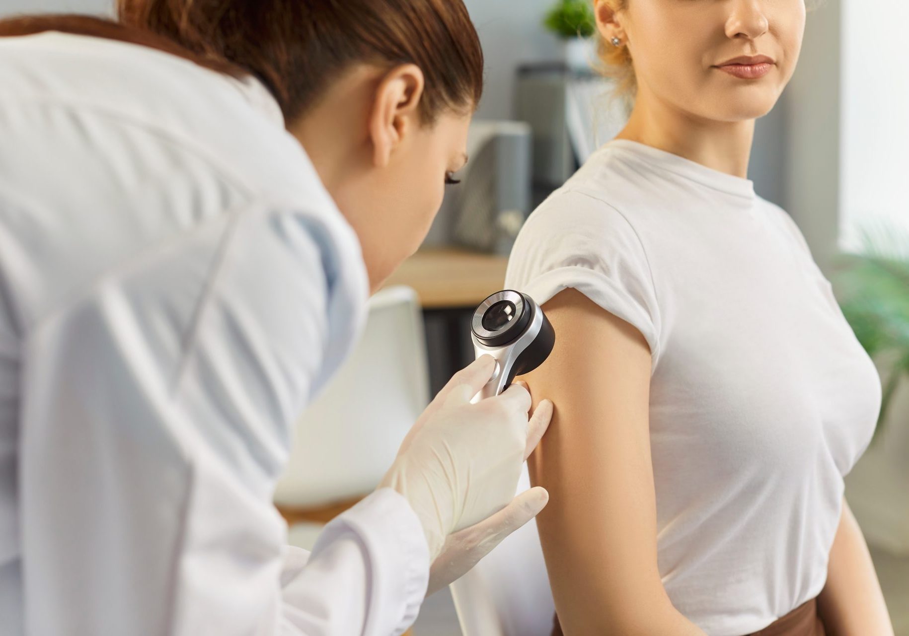 dermatologa controlla nei di pazienti