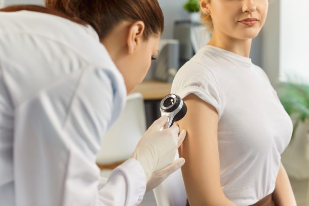 dermatologa controlla nei di pazienti