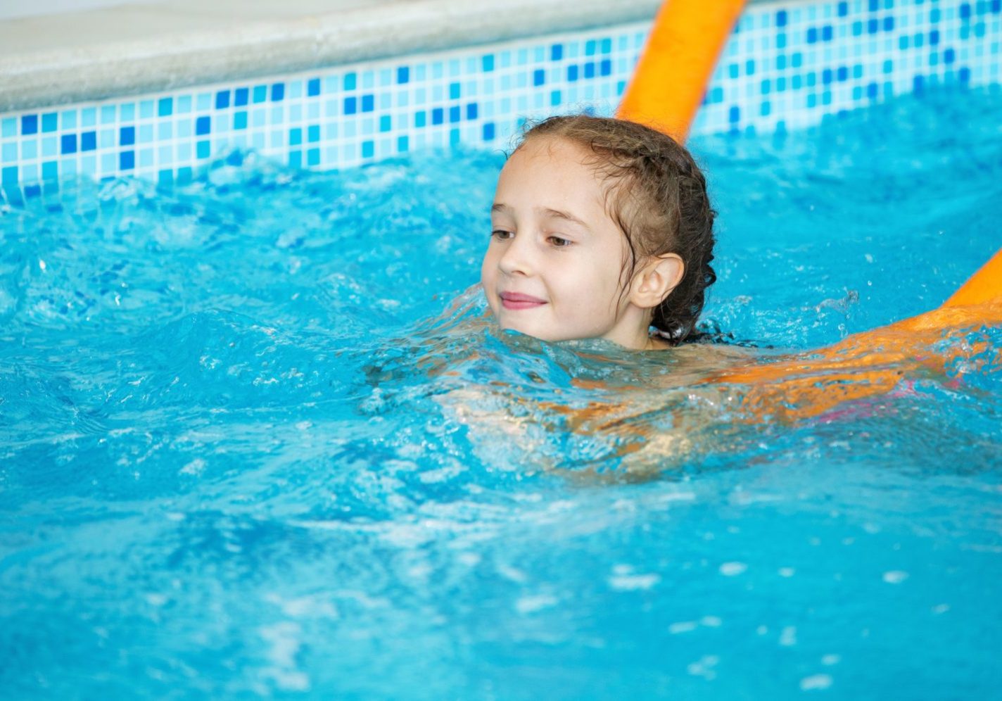 bambina nuota in piscina