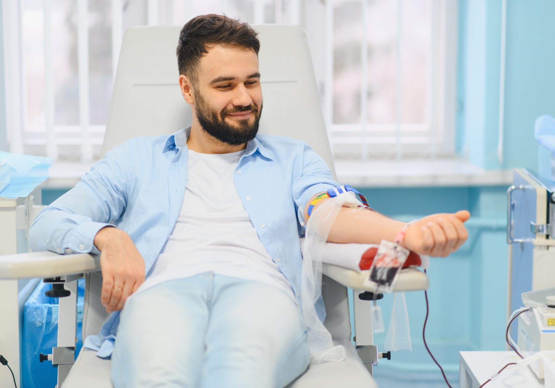 donare-il-sangue_cover giovane uomo dona il sangue
