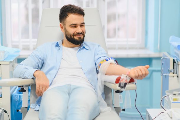 donare-il-sangue_cover giovane uomo dona il sangue