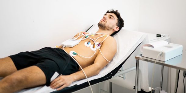 giovane uomo durante ecocardiogramma