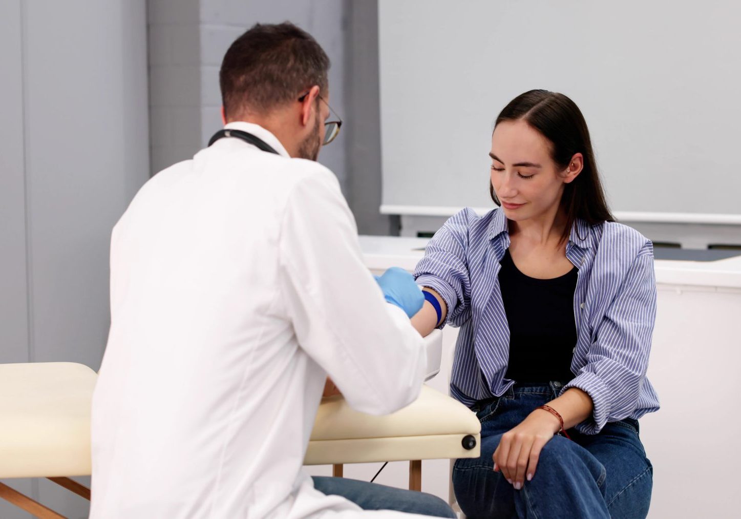 ferritina-bassa_cover medico esegue analisi del sangue su donna