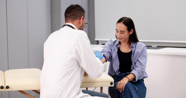 ferritina-bassa_cover medico esegue analisi del sangue su donna
