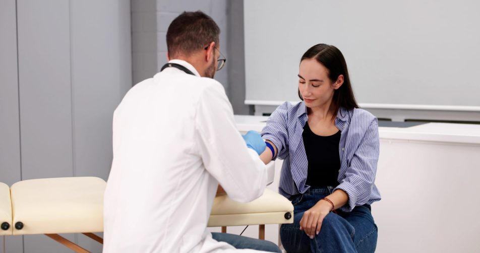 medico esegue analisi del sangue su donna