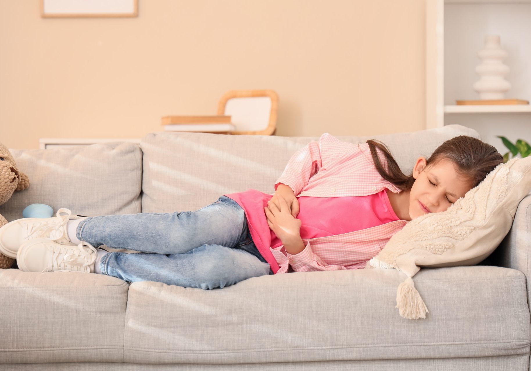 gastroenterite_cover bambina distesa sul divano con mal di stomaco