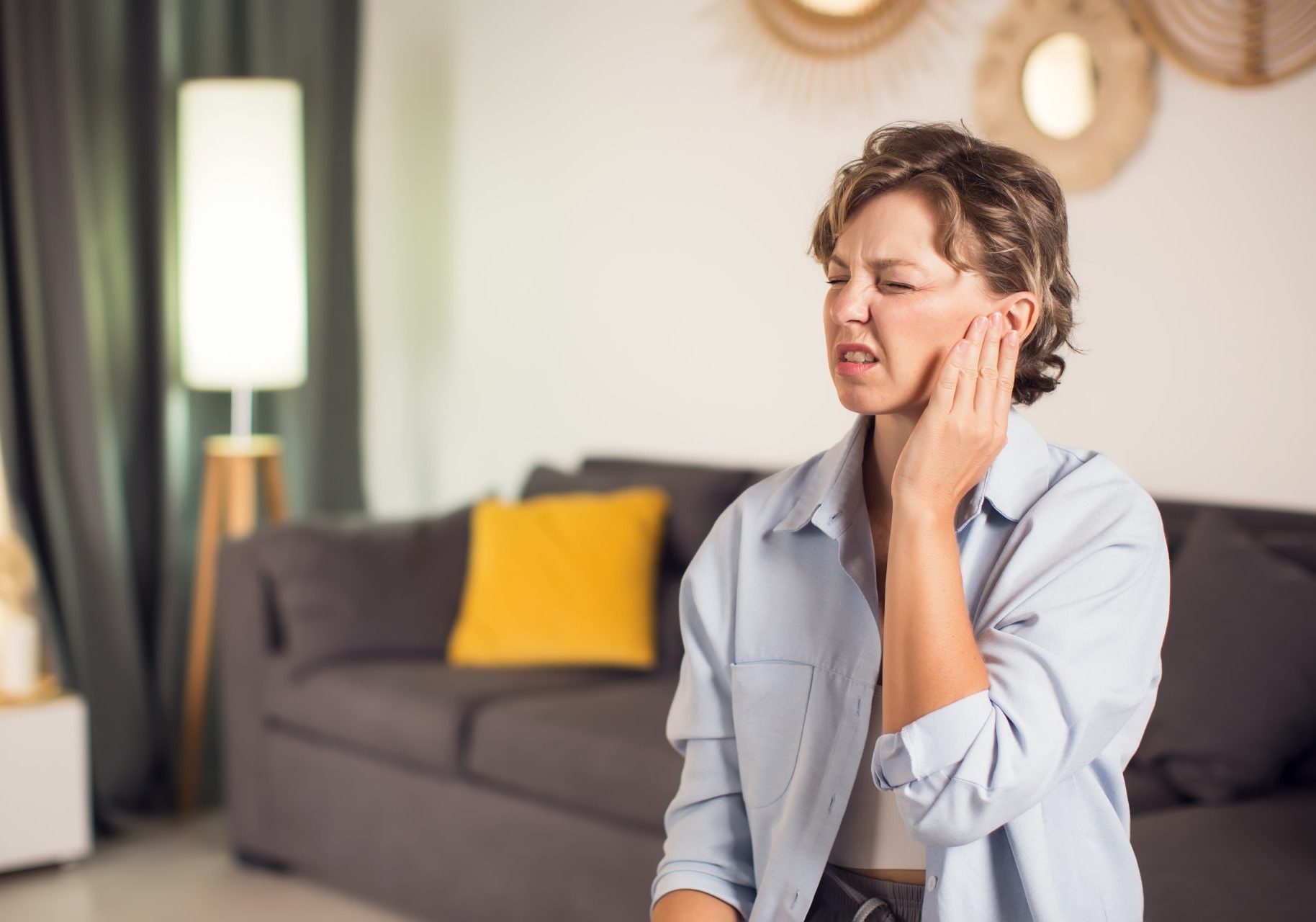donna con dolore alla mandibola per nevralgia del trigemino