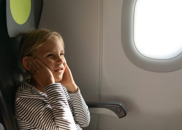 orecchie-tappate_cover bambina in aereo con orecchie tappate