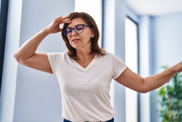 donna con giramento di testa causato da pressione bassa