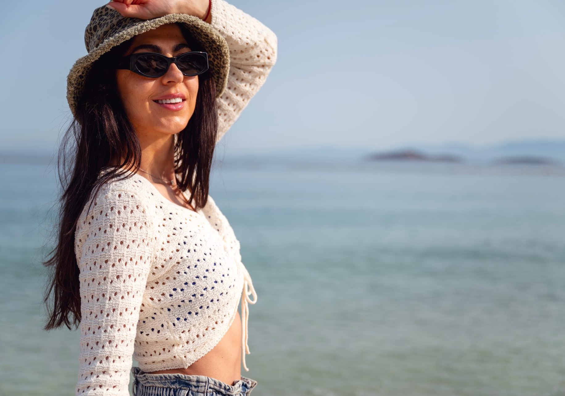 giovane donna con occhiali da sole in spiaggia