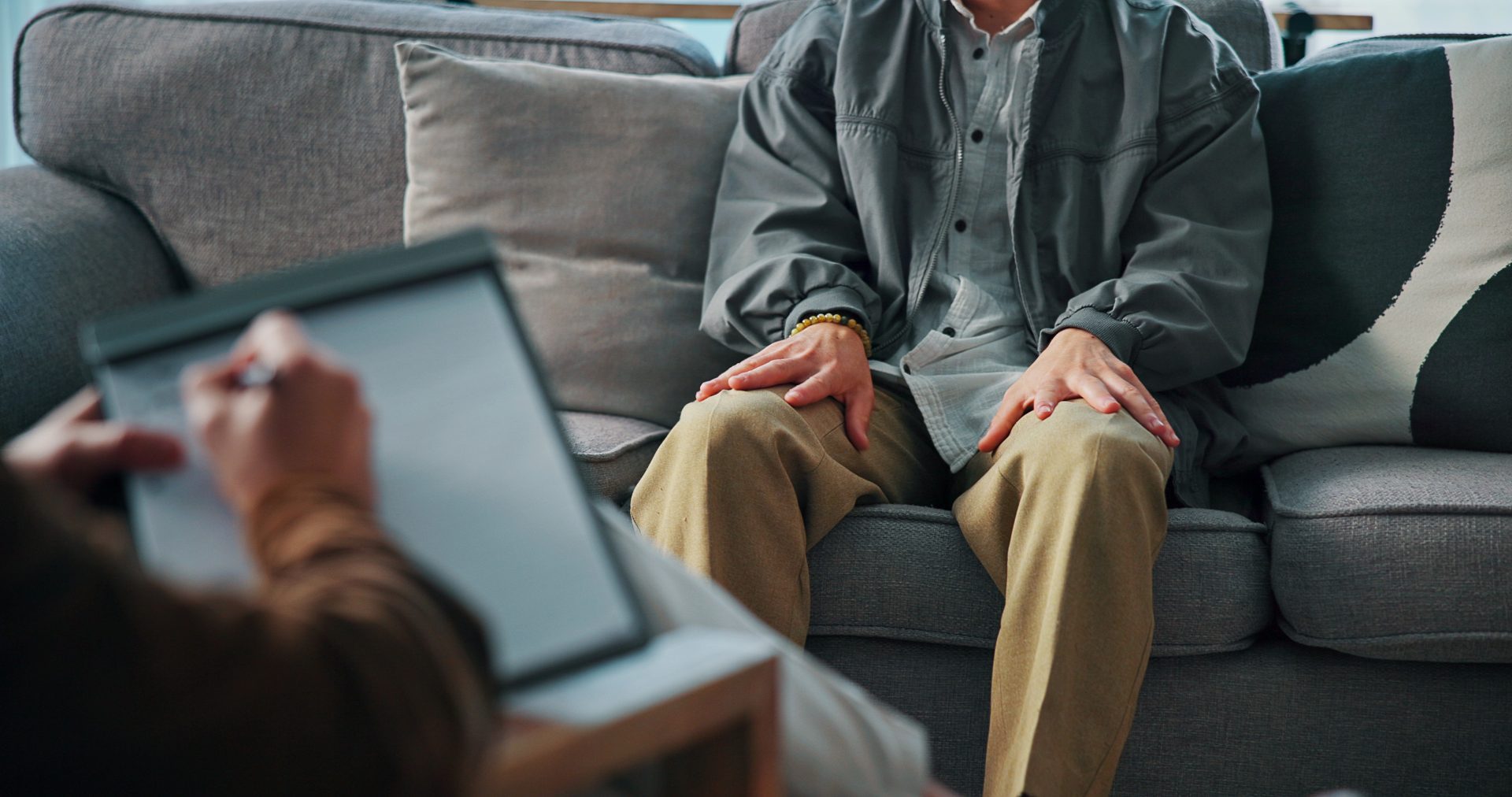 uomo in seduta di psicoterapia