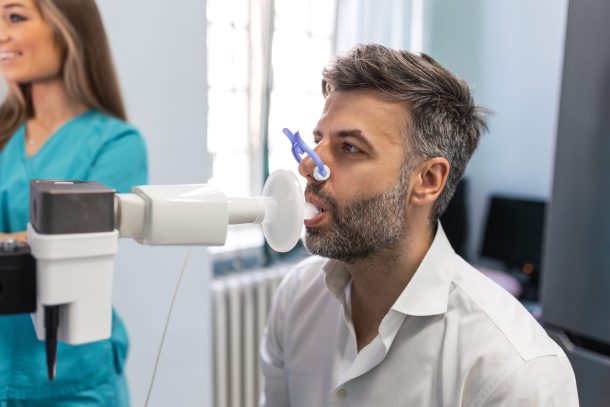 uomo durante spirometria