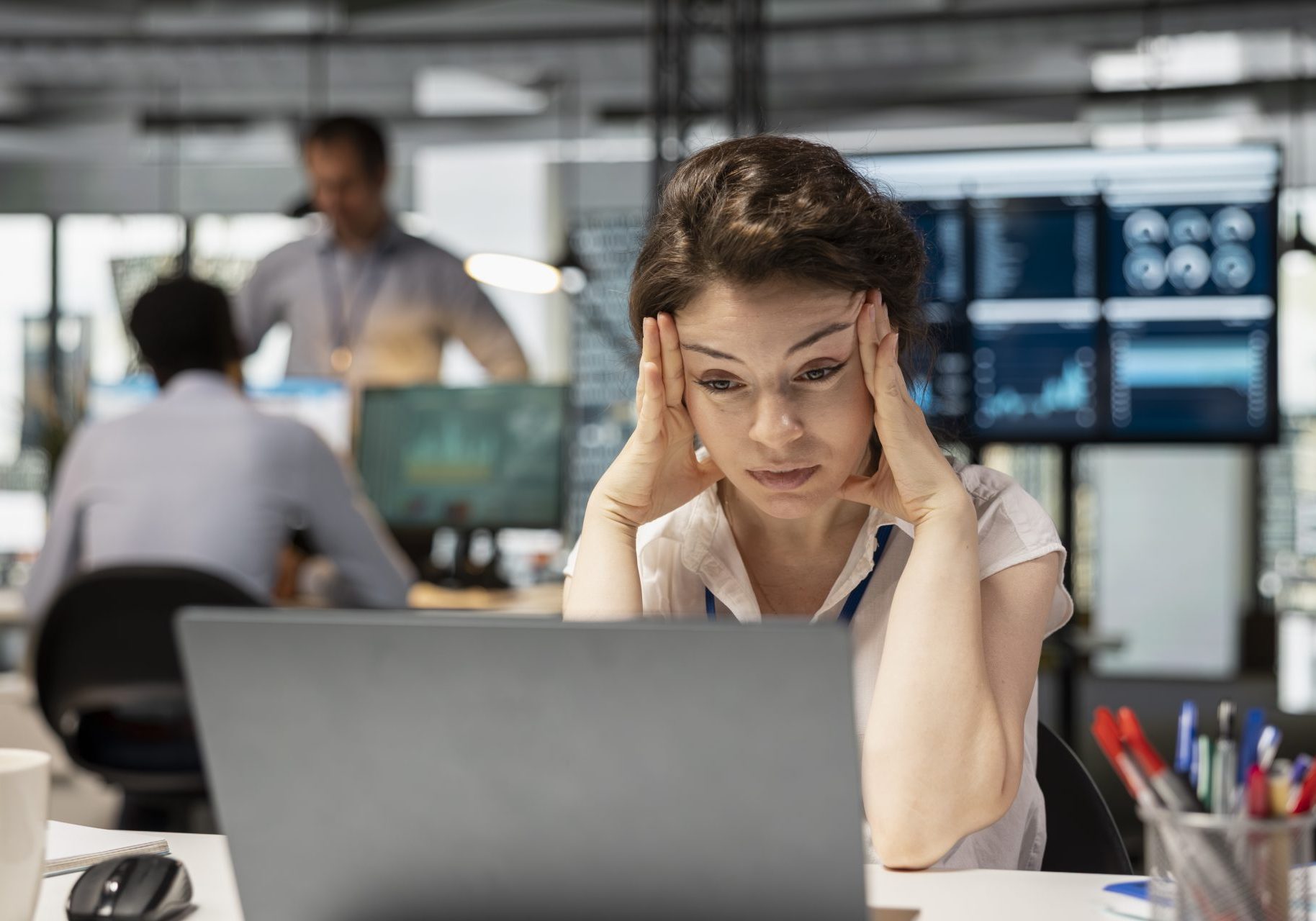 stress-lavoro-gender-gap_cover donna stressata davanti al computer