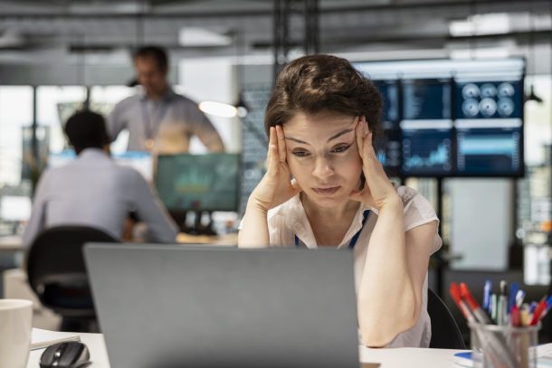 donna stressata davanti al computer