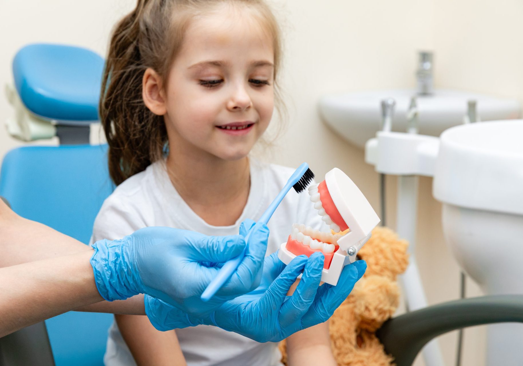 bambina durante visita dentistica