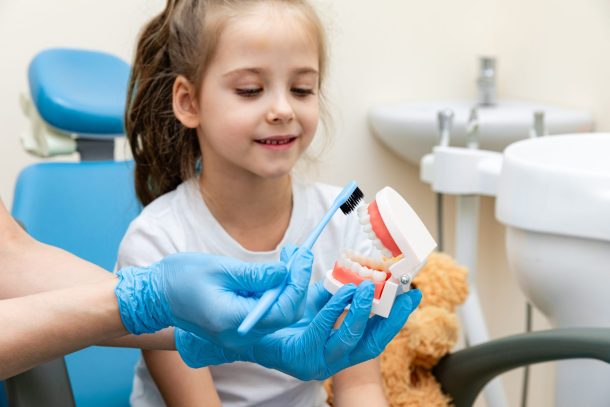 prima-visita-dentistica_cover bambina durante visita dentistica