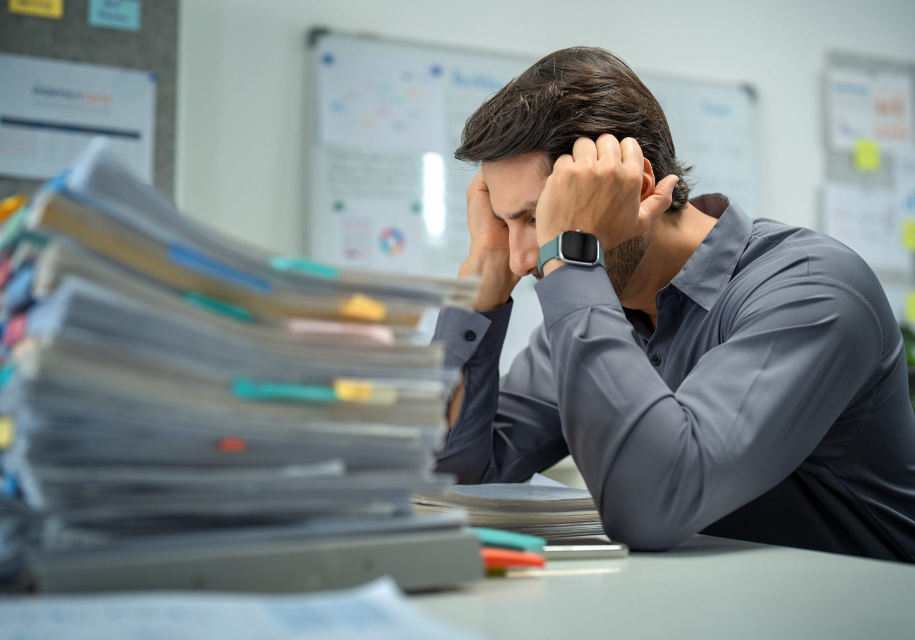 uomo stressato al lavoro