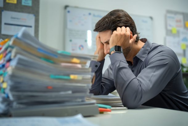 stress-cronico-burnout_cover uomo stressato al lavoro