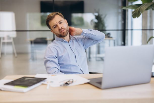uomo stressato seduta davanti al computer
