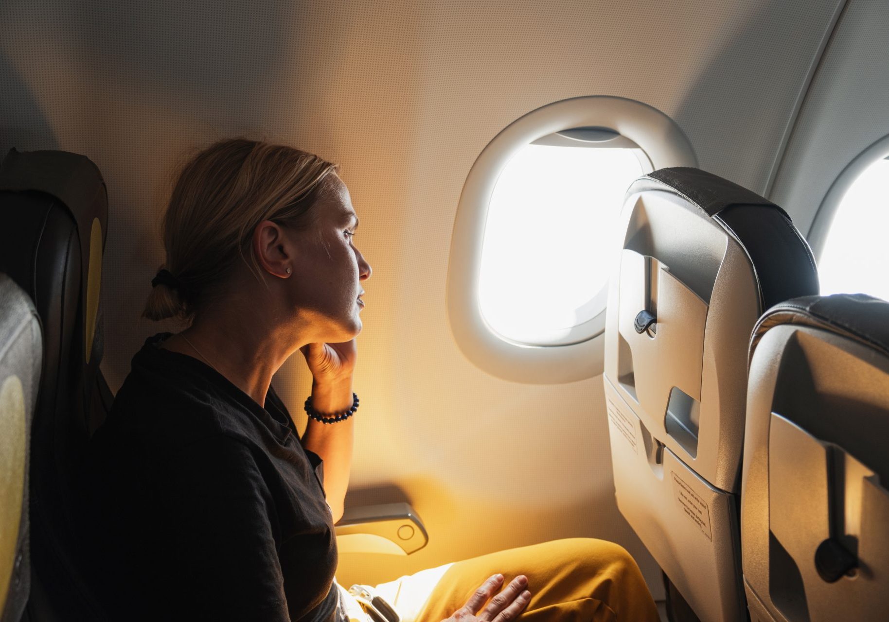 trombosi-aereo_cover donna seduta in aereo guarda dal finestrino