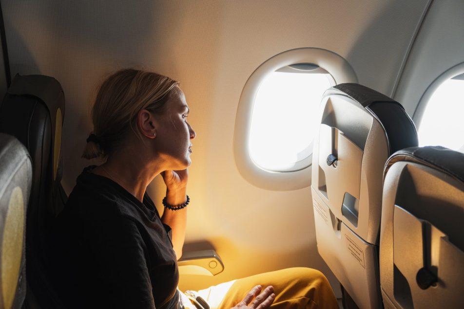 trombosi-aereo_cover donna seduta in aereo guarda dal finestrino