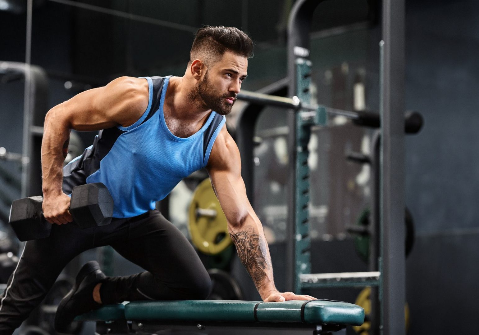 vigoressia_cover giovane uomo si allena con pesi in palestra